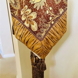 🎁NWT Long Table Runner Tassels Lamps Plus🎁